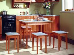 Компактные кухонные столы для маленьких кухонь
